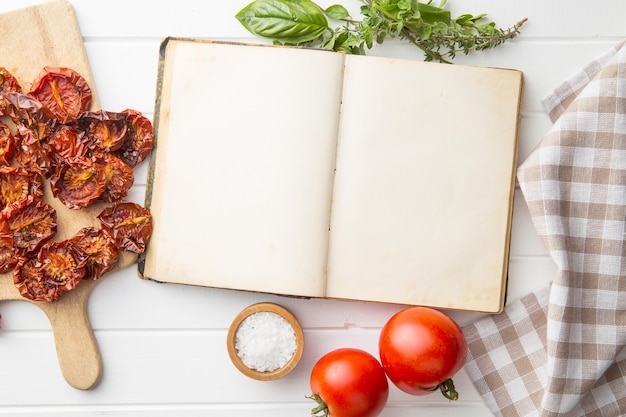 Carte de bucate deschisă